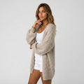 Cárdigan largo beige abierto con cuello en V