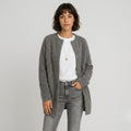 Rebeca larga gris de cuello redondo con botones