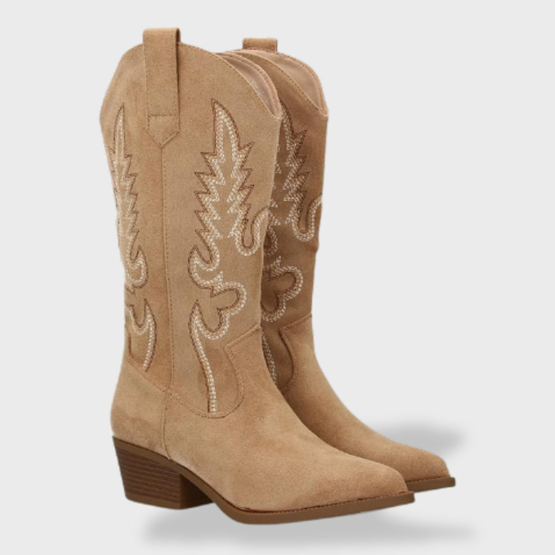 Botas camperas de ante caqui con bordado en la caña