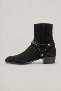 Botines negros de hombre con correa de arnés y cadena