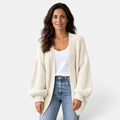 Mujer con cárdigan oversize blanco de punto
