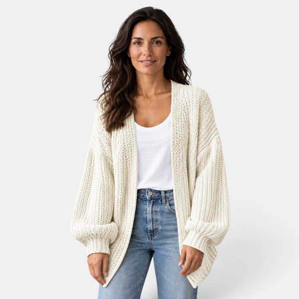 Mujer con cárdigan oversize blanco de punto