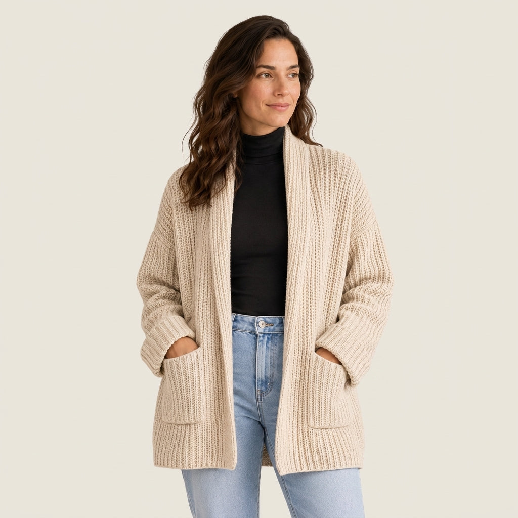 Cárdigan beige de punto grueso con cuello chal y bolsillos