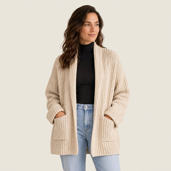 Cárdigan beige de punto grueso con cuello chal y bolsillos