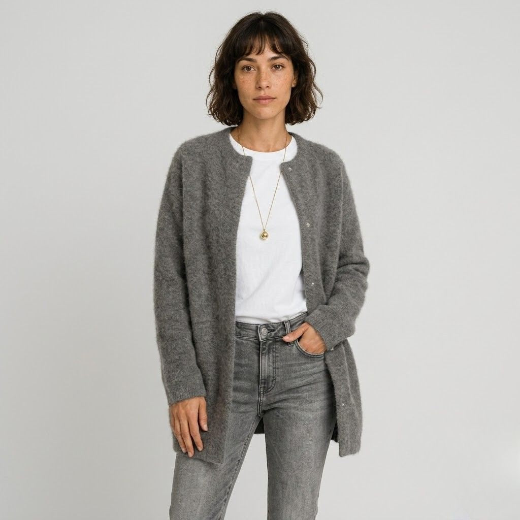 Rebeca larga gris de cuello redondo con botones