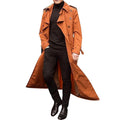 Hombre con trench largo de doble botonadura