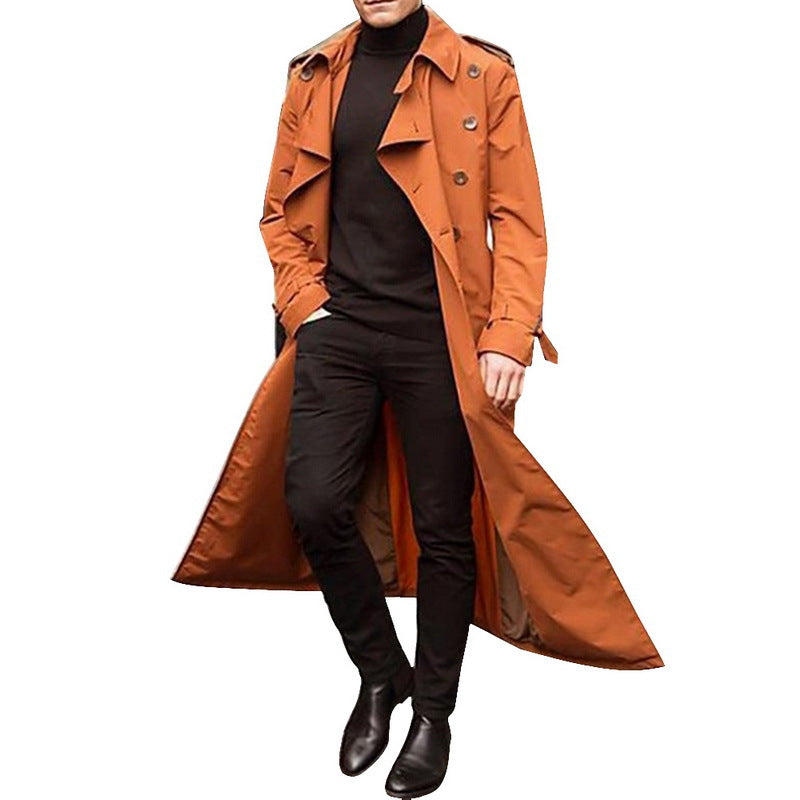 Hombre con trench largo de doble botonadura