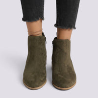 Zapatos de salón verde militar con punta fina y tacón grueso